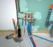La barrette générale eau chaude-eau froide (ballon eau chaude à venir à gauche et machine à laver à droite).