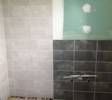 Fa&iuml;ence douche et derri&egrave;re lavabos