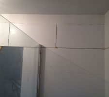 Derni&egrave;re rang&eacute;e de carrelage dans la salle de bain parentale