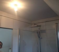 Derni&egrave;re rang&eacute;e prise, avec profil&eacute; inox en finition haute.
Joints en cours