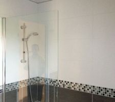 Paroie pare-eau install&eacute;e sur la baignoire