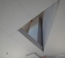Notre petit trou de la mezzanine, avec le conduit de cheminée