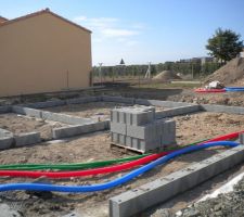 Les premiers parpaings du vide sanitaire