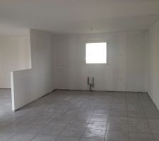 Cuisine ouverte qui donne sur le salon marocain &agrave; gauche