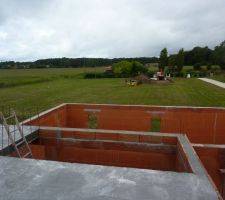 Dalle coul&eacute;e et tr&egrave;mis escalier, garage et cellier en bas