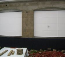 Les portes de garages vue de l'extérieur
Fabriqué et posé par un artisan local : Nickel !