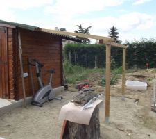 Début de la construction de notre abris bois en prolongation de notre abris de jardin