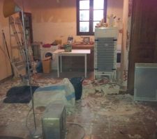 Photo de la cuisine apr&eacute;s d&eacute;montage de la porte et d&eacute;molition du mur