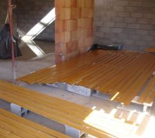 Atelier peinture (lasure) pour la boiserie débord de toit