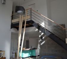 Escalier en place, plus facile pour accéder a l'étage, manque juste les vitrages a la place des panneaux bois