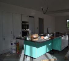 VU sur la cuisine et salle a manger derrière