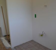 Sdb enfant à l'étage, en attente de la forme de pente dans la douche italienne pour finir le carrelage au sol