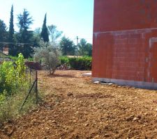 Vu du fond du parking vers le jardin