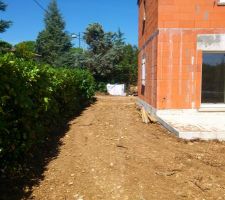 Cote jardin,vu vers le parking(entree au fond a gauche)