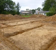 Les fondations sont creus&eacute;es, on attend le b&eacute;ton