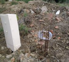 Photo du Boitier ERDF, Une armature pour avoir le boitier de véolia au bon endroit et donc à coter du boitier ERDF et non à plus de 10 m sur la droite.