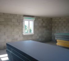 A vue de d'oeil on dirait que le plafond est bas mais non, il y a 2m 50 une fois le sol fait. ce sera notre chambre