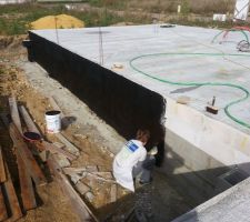 Première couche d'enduit bitumeux