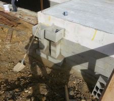 Regard de gouttière du garage à gauche, et du robinet extérieur à droite.