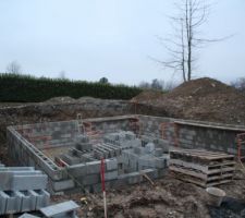 &Eacute;l&eacute;vation du sous-sol en parpaing &agrave; bancher.