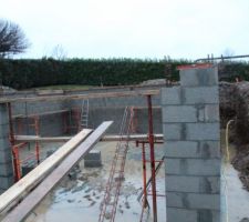 Élévation du sous-sol en parpaing à bancher.