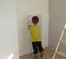 Notre fils met la main à la patte pour peindre sa chambre ! (dans le placard, pas de risque !)