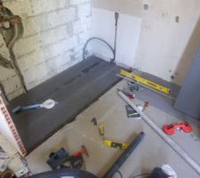 Couche N&deg;1 de panneaux Wedi 50mm, coll&eacute;s avec colle C2 au ragr&eacute;age.
Espace pour la bonde d&eacute;limit&eacute;.