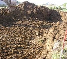 Le terrassement a débuté à 8 H, de la terre végétale sans cailloux sur   1.00 m de profondeur!