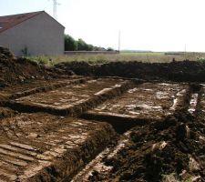 Les rigoles sont terminées beau travail, il faudra que je demande à HCC de bien prendre garde de mettre le rez de chaussée au-dessus du terrain naturel, car la cote hors gel est largement dépassée!
