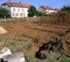Le terrassement est fini, au premier plan les 2 regards en attente des eaux usées et pluviales, quelqu'un a piqué les 2 plaques en fonte mais elles seront remplacées par le lotisseur