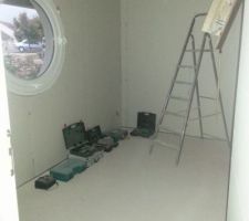 Le bureau.... on ne le voit pas sur la photo mais derrière la porte il reste du placo à poser...
