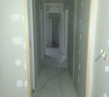 Le couloir.... qui parait long mais qui ne fait que 4m....