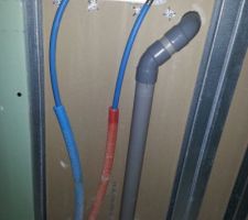 Alimentation et évacuation du lavabo de la salle de bain, vue depuis les wc (d'ailleurs, à ce jour, la cloison n'est toujours pas montée de ce côté)