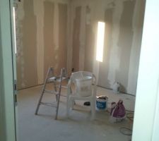 Les chambres deviennent de plus en plus blanches (mes cheveux également en ponçant les bandes)