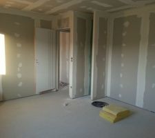 Vue de notre chambre. Le retour juste devant la porte sera destinée à recevoir des étagères.... et le reste un grand placard.