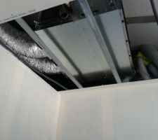 Le moteur intérieur de la climatisation est en place