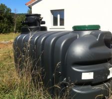 La cuve a récupération d'eau de pluie qui sera ensuite enterrée et qui permettra de redistribuer l'eau aux wc machine à laver et robinet extérieur