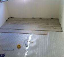De front également la pose du parquet (ici le bureau)