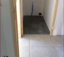 Et voila les premières photos du carrelage. quelques modifications ont été apportées au dernier moment pour des raisons de stock