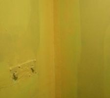 Kit d'etanch&eacute;it&eacute; en cours de pose dans la douche