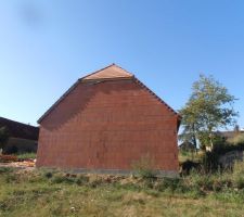 Nous avons &eacute;t&eacute; oblig&eacute; de construire le toit en croupette, le r&eacute;sultat donne un aspect original !