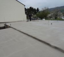 La dalle était encore humide, la photo est prise depuis la terrasse, on voit bien la maison sur la majeure partie de la photo, et au fond le garage qui est plus bas.