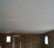 Le plafond est presque fini, il reste les bandes