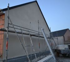 Le crépi a commencé aujourd'hui!!