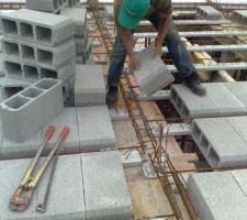 La partie du plancher entre les deux poutres secondaires( tremie ) est retiree