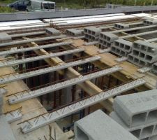 Les poutres secondaires et les hourdis ont &eacute;t&eacute; enlev&eacute;s