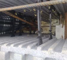 PU gratt&eacute;e par le dessus puis on a remis le ferraillage du linteau
a droite on voit la poutrelle qui traverse le panneau du PSE