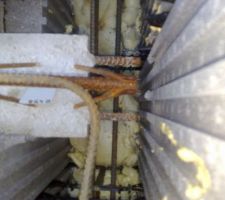 Ferraillage linteau pos&eacute; sur le PU
poutrelle qui traverse le panneau interieur
(sera envelopp&eacute; une fois le b&eacute;ton coul&eacute; dans les murs)