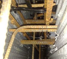 Le ferraillage de la poutre principale traverse completement le panneau
