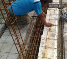 Trois barres de 6 m de long et de 14mm de diametre ont &eacute;t&eacute; rajout&eacute;s pour renforcer les intersections de la poutre principales et des deux poutres secondaires